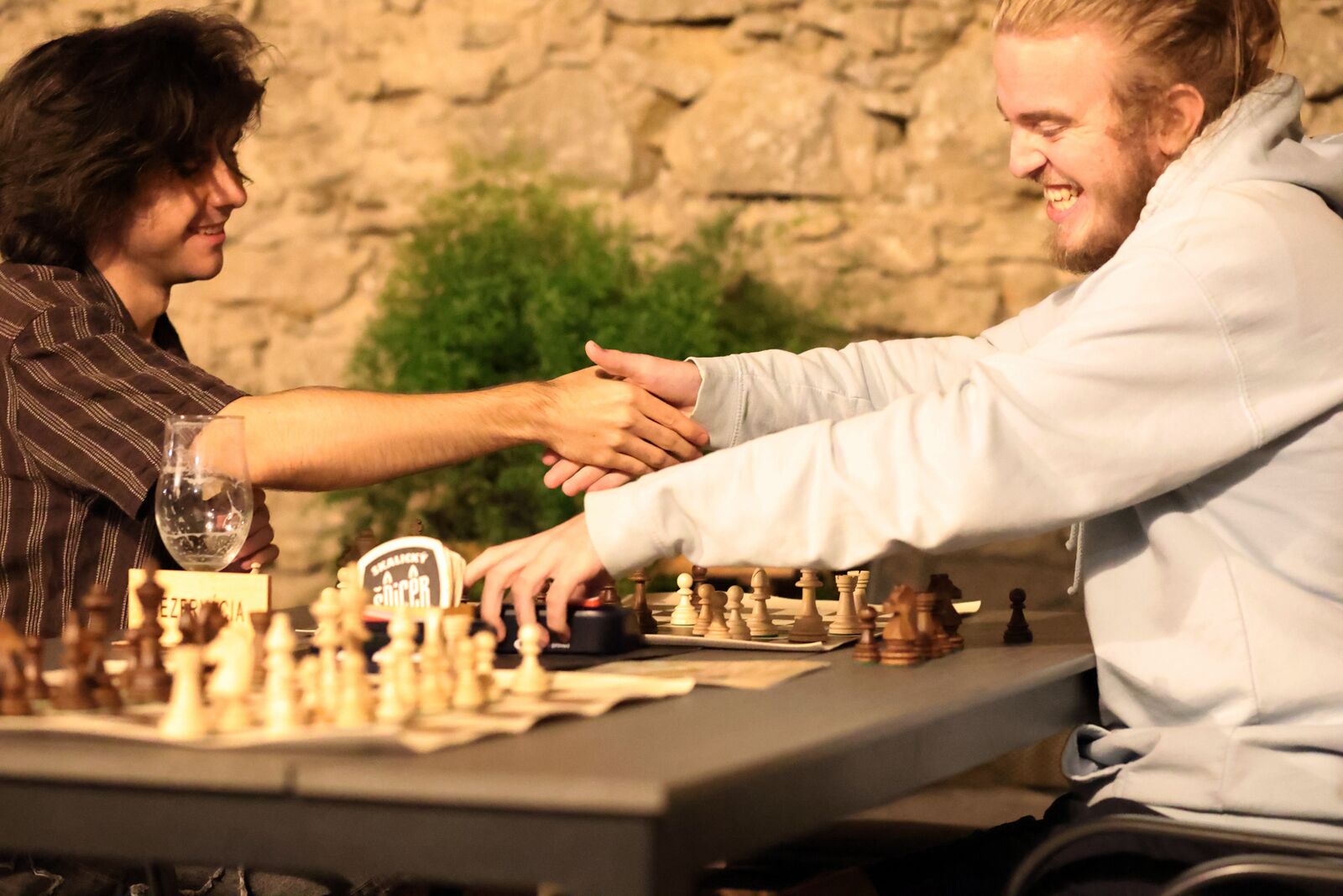 Hráči si podávajú ruky pri večernom turnaji v skalickom pivovare
