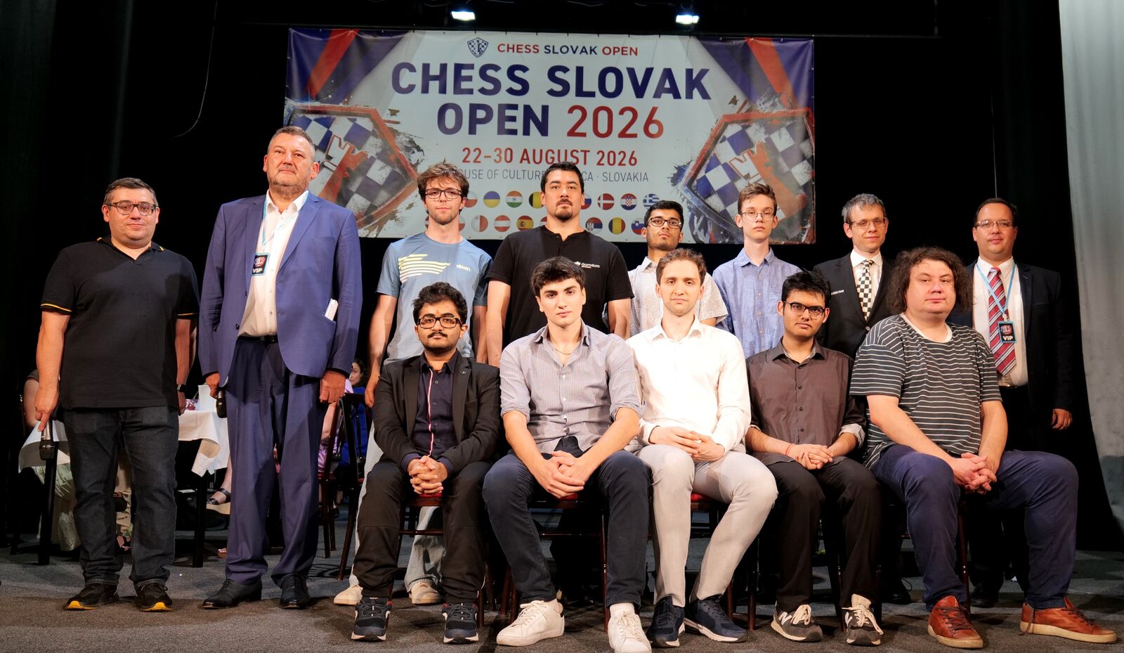 Milan Roman s hráčmi turnaja Masters 2026 na pódiu
